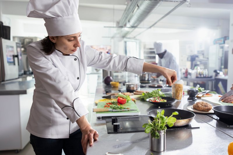 Ecran Kitchen Display în bucătărie de restaurant — comenzi vizuale colorate pe monitor